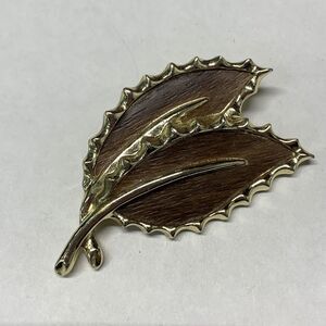 Vintage Sarah Coventry Signed Gold Tone Wood Leaf Brooch Pin Leaves